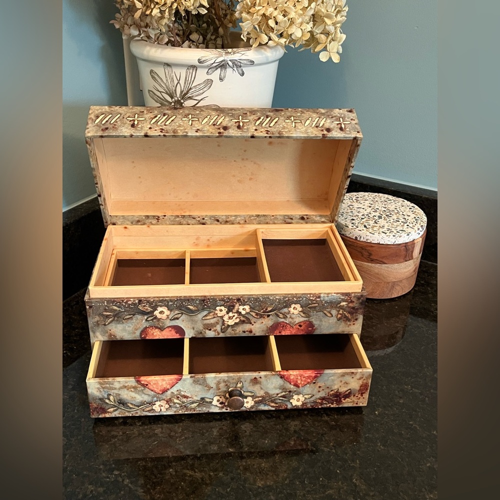 Bobs Primitive Heart Storage Box with movable tray